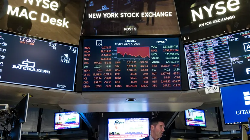 epa12010324 A screen showing stock prices at the end of the trading day on the floor of the New York Stock Exchange in New York, New York, USA, on 04 April 2025. World financial markets are continuing to react to reciprocal tariffs that US President Donald Trump implemented this week and the Dow Jones industrial average lost 5.5% today. EPA/JUSTIN LANE
