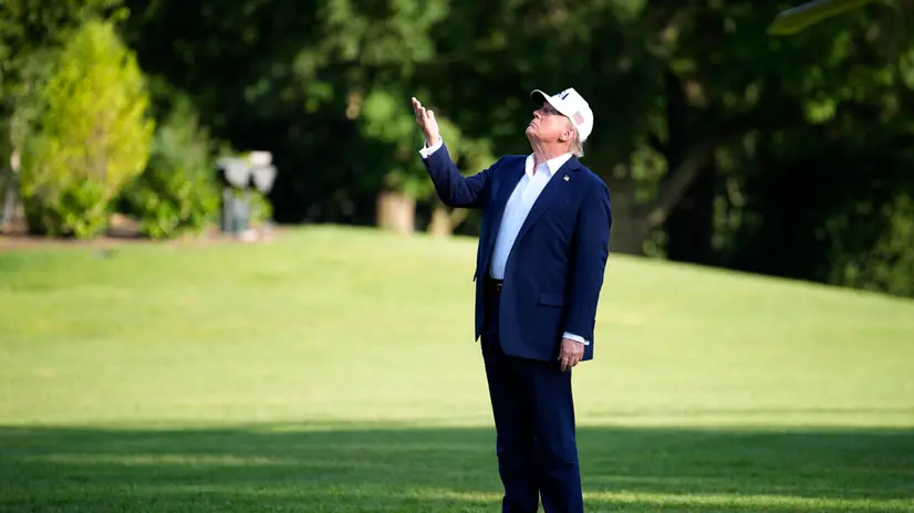 epa12221437 US President Donald Trump looks at the giant US flag on the South Lawn of the White House upon his return from a weekend in Bedminster, New Jersey, in Washington, DC, USA, 06 July 2025. EPA/Yuri Gripas / POOL