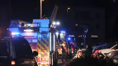 Ambulanza e vigili del fuoco sul luogo dove due giovani hanno perso la vita la scorsa notte in uno scontro tra una moto e un monopattino a Trento, 29 settembre 2023. Le vittime sono una ragazza di 16 e un ragazzo di 22 anni. Secondo una prima ricostruzione, intorno alle ore 21, la giovane stava attraversando via Venezia, spingendo il suo monopattino, quando è stata investita in pieno dalla moto guidata al ragazzo. Aliyah Freya Macatangay, nata nelle Filippine e da tempo residente a Trento, è deceduta sul posto, mentre Federico Pezzè poco dopo il ricovero in ospedale. Secondo testimoni, la moto viaggiava a velocità elevata. ANSA/PER GENTILE CONCESSIONE DI FEDERICO NARDELLI +++ CREDIT OBBLIGATORIO +++ NO ARCHIVE +++