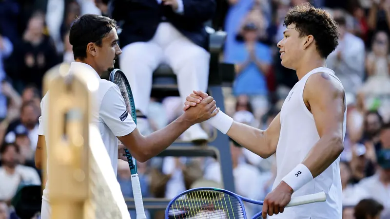 Il «cinque» tra Sonego (a sinistra) e Shelton - Foto Epa © www.giornaledibrescia.it