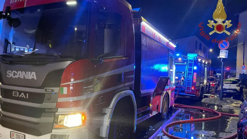I vigili del Fuoco impegnati per domare un incendio di un'officina che ha coinvolto uno stabile di due piani in via Lisiade Pedroni, alla periferia di Milano, 15 novembre 2024. ANSA/ VIGILI DEL FUOCO +++ ANSA PROVIDES ACCESS TO THIS HANDOUT PHOTO TO BE USED SOLELY TO ILLUSTRATE NEWS REPORTING OR COMMENTARY ON THE FACTS OR EVENTS DEPICTED IN THIS IMAGE; NO ARCHIVING; NO LICENSING +++ NPK +++
