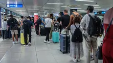 Passeggeri in coda per le partenze delle vacanze il primo weekend di agosto all’aeroporto di Linate, Milano 3 Agostoo 2024 ANSA/MATTEO CORNER