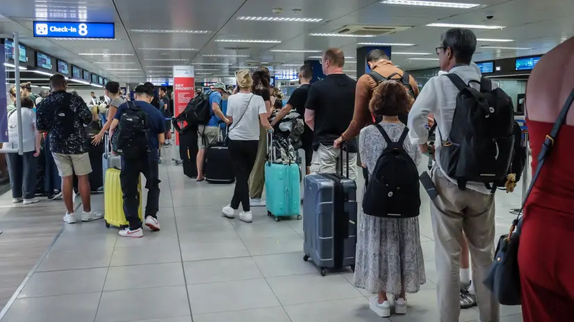 Passeggeri in coda per le partenze delle vacanze il primo weekend di agosto all’aeroporto di Linate, Milano 3 Agostoo 2024 ANSA/MATTEO CORNER