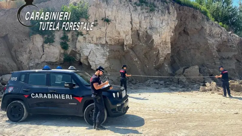 I carabinieri mentre mettono i sigilli alla discarica abusiva
