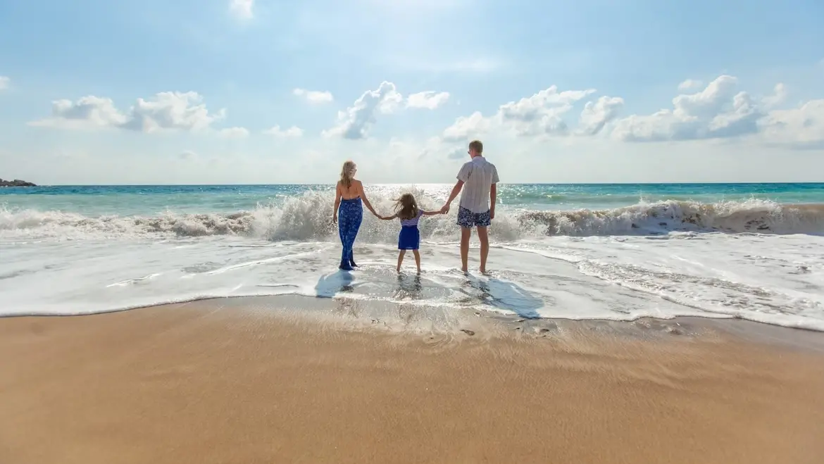 Una foto di una famiglia in vacanza - © www.giornaledibrescia.it