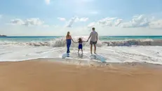 Una foto di una famiglia in vacanza - © www.giornaledibrescia.it