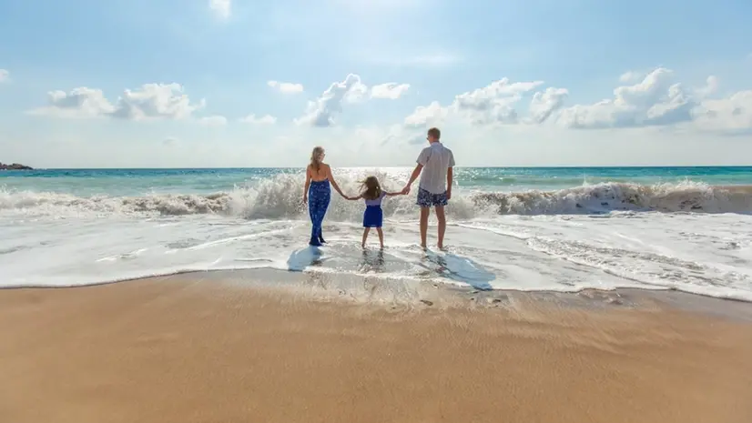 Una foto di una famiglia in vacanza - © www.giornaledibrescia.it