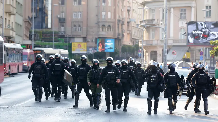 epa12221725 Riot police officers prepare to disperse a blockade organized by students and anti-government demonstrators in Belgrade, Serbia, 07 July 2025. University students and protesters are demanding snap elections and the release of detained demonstrators. EPA/ANDREJ CUKIC