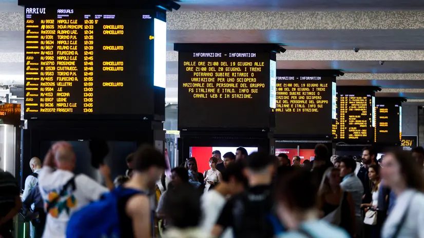 Passeggiari alla Stazione Ferroviaria Termini durante lo sciopero dei treni proclamato dai sindacati autonomi dei trasporti Usb, Cub e Cobas, Roma, 20 giugno 2025. ANSA/ANGELO CARCONI