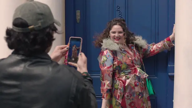 Le prime immagini di «Too much» di Lena Dunham