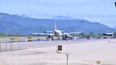 I soccorritori sulla pista dell'aeroporto di Orio al Serio: un uomo è morto risucchiato dal motore di un aereo - Foto Ansa © www.giornaledibrescia.it