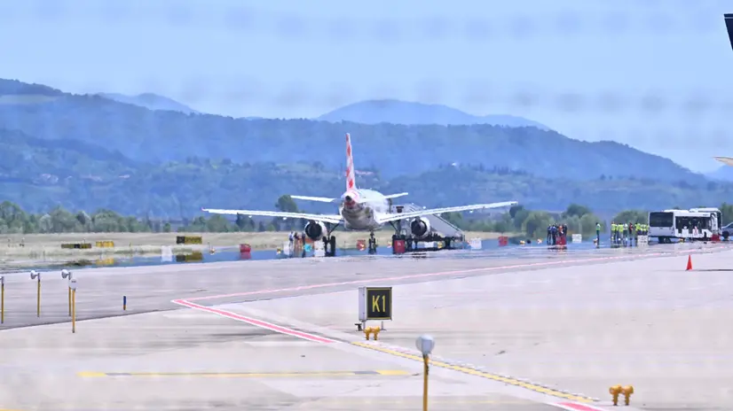 I soccorritori sulla pista dell'aeroporto di Orio al Serio: un uomo è morto risucchiato dal motore di un aereo - Foto Ansa © www.giornaledibrescia.it