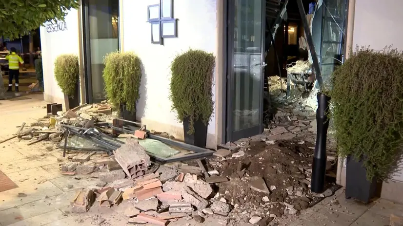 epa12224140 The scene following the collapse of the roof of the starred restaurant in Terracina, near the city of Latina, in which a 31-year-old sommelier who worked in the restaurant lost her life, 08 July 2025. Several other people were injured, including customers and employees. EPA/ANSA / RENATO OLIMPIO