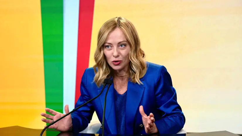 "Il centrodestra è formato da forze politiche diverse, su alcune questioni ci sono sensibilità diverse: penso sia normale altrimenti saremmo un partito unico ma è la ragione per cui abbiamo deciso di stilare un programma e la ragione per cui io penso che sarebbe utile per tutti" concentrarsi "sulle priorità indicate nel programma su cui siamo tutti d'accordo, la cittadinanza non è tra queste". Lo afferma la presidente del Consiglio Giorgia Meloni intervenendo al Forum in Masseria a proposito dello Ius Scholae proposto da Fi. ANSA/UFFICIO STAMPA PALAZZO CHIGI/FILIPPO ATTILI +++FOTO DIFFUSA DALL'UFFICIO STAMPA - USARE SOLO PER ILLUSTRARE OGGI LA NOTIZIA INDICATA NEL TITOLO - NON ARCHIVIARE - NON VENDERE - NON USARE PER FINI NON GIORNALISTICI - NPK+++