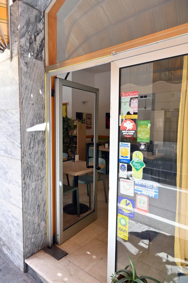 La spaccata al locale di via Moretto