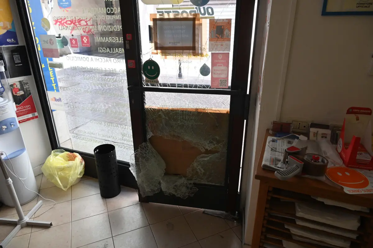 La spaccata in via Trieste