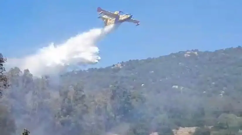 Incendio a Costa Rei, interviene il Canadair