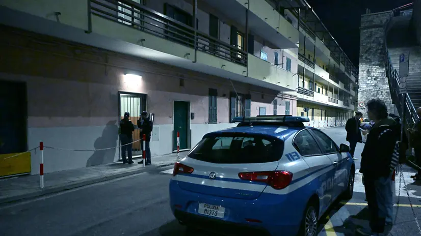 Gli uomini della Polizia sul luogo del delitto in via dei Pescatori 2 nel quartiere della Foce. Genova, 15 novembre 2023. ANSA/LUCA ZENNARO