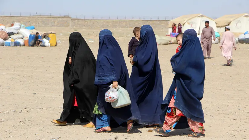 epaselect epa12040494 Afghan migrants walk through a tent camp after returning from neighboring Pakistan, in Spin Boldak District, Kandahar, Afghanistan, 19 April 2025. The Taliban government of Afghanistan has condemned Pakistan’s forced expulsion of Afghan migrants, calling it against Islamic principles and international norms. It has urged the UN to intervene as a mass deportation campaign, affecting 800,000 Afghan nationals, began on 01 April. EPA/QUDRATULLAH RAZWAN