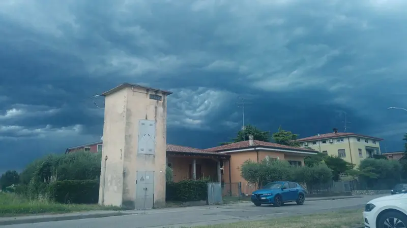 Le nuvole cariche di pioggia a Lonato del Garda