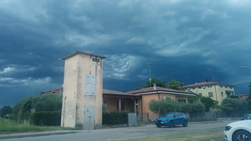 Le nuvole cariche di pioggia a Lonato del Garda