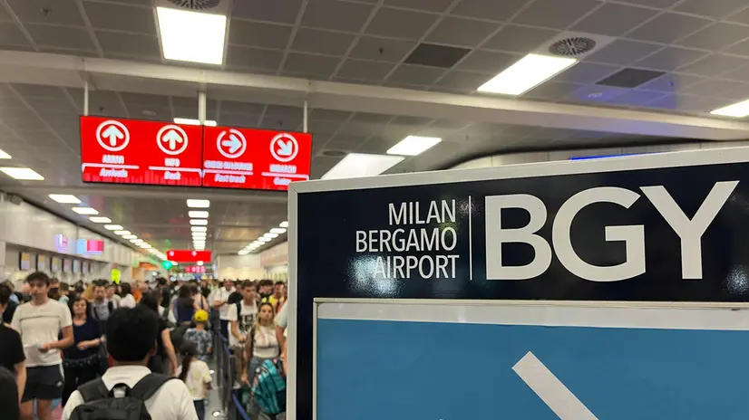 Voli sospesi all'aeroporto di Orio al Serio a causa della morte di un uomo risucchiato dal motore di un aereo in partenza, Bergamo, 8 luglio 2025. ANSA/Michele Maraviglia
