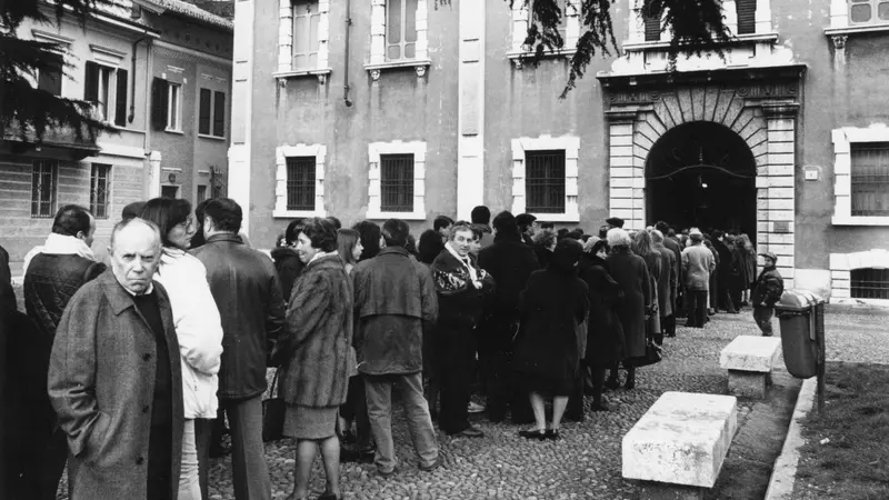 In coda per entrare in Pinacoteca nel febbraio del 1994 © www.giornaledibrescia.it