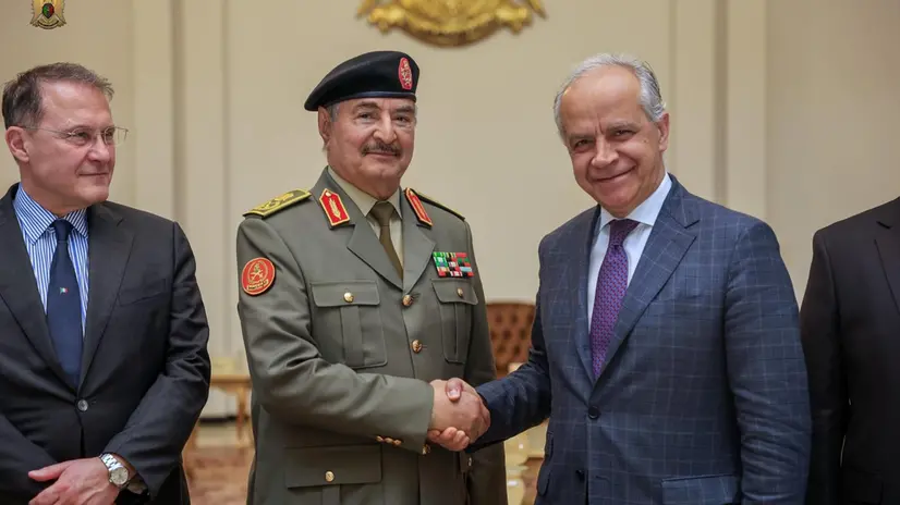 Il ministro dell'Interno Matteo Piantedosi e il viceministro degli Esteri Edmondo Cirielli hanno incontrato a Bengasi il generale Khalifa Belqasim Haftar, 12 marzo 2024. ANSA/UFFICIO STAMPA VIMINALE +++ ANSA PROVIDES ACCESS TO THIS HANDOUT PHOTO TO BE USED SOLELY TO ILLUSTRATE NEWS REPORTING OR COMMENTARY ON THE FACTS OR EVENTS DEPICTED IN THIS IMAGE; NO ARCHIVING; NO LICENSING +++ NPK +++