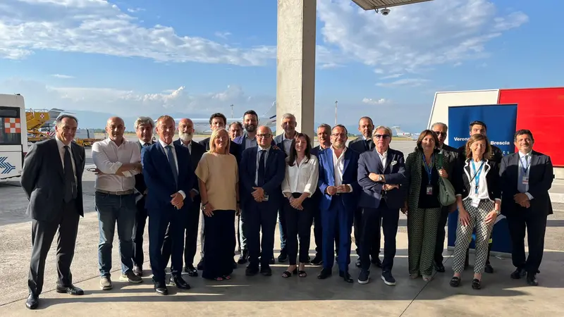 I parlamentari in visita all'aeroporto