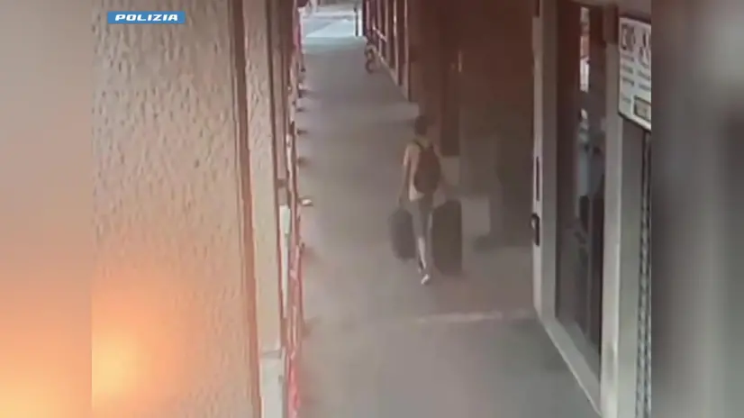 Un'immagine tratta da un video registrato dalle telecamere di sorveglianza e diffuso dalla Polizia, mostrano Gennaro Maffia, l'uomo fermato per l'omicidio di Luca Monaldi e Luca Gombi, 3 giugno 2025. Nell'immagine si vede l'uomo, coinquilino delle due vittime, mentre lascia l'appartamento di Piazza dell'Unità in Bolognina per dirigersi all'aeroporto Marconi di Bologna. ANSA/ POLIZIA DI STATO ++HO - N O SALES EDITORIAL USE ONLY