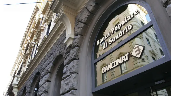 Un'insegna di Banca Popolare di Sondrio