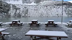 Il rifugio Garibaldi «spolverato» di neve