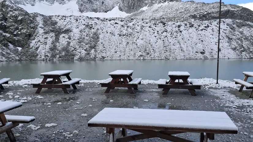 Il rifugio Garibaldi «spolverato» di neve