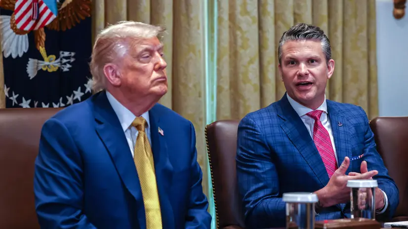 epa12225101 US President Donald J Trump (L) listens as US Secretary of Defense Pete Hegseth speaks during a cabinet meeting in the Cabinet Room of the White House in Washington, DC, USA, 08 July 2025. EPA/AARON SCHWARTZ / POOL