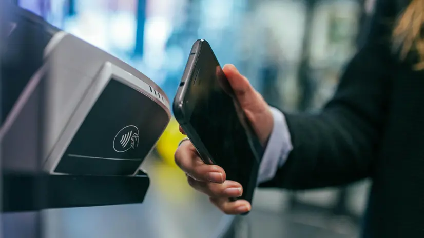 Un pagamento contactless - Foto Unsplash © www.giornaledibrescia.it