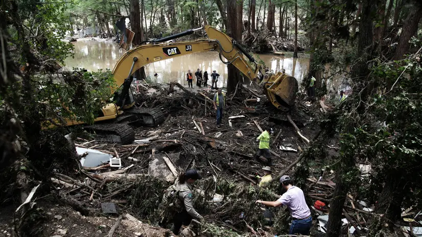 epa12223178 First Responders search a location where a search and rescue K9 gave a positive hit in Ingram, Texas, USA, 07 July 2025. At least 91 people have been killed in floods in central Texas, the White House preess secretary said on 07 July. At least 27 of them died when floodwaters swept through a summer camp and nearby homes on early 04 July. EPA/DUSTIN SAFRANEK