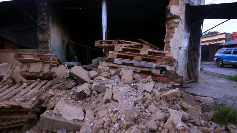 epa12225861 A view of a collapsed wall caused by an earthquake in Guatemala City, Guatemala, 08 July 2025. Two strong tremors, of magnitude 5.2 and 5.7, shook Guatemala on Tuesday with no major consequences reported by authorities. EPA/STR