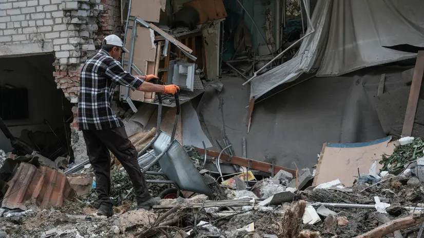 epa12183989 Residents clear debris following a Russian shelling on a residential area in Sviatohirsk, Ukraine, 18 June 2025. At least five people were hospitalized with various injuries following the overnight strike carried out with S-300 surface-to-air missiles, according to the Donetsk Regional Prosecutor's Office. EPA/MARIA SENOVILLA