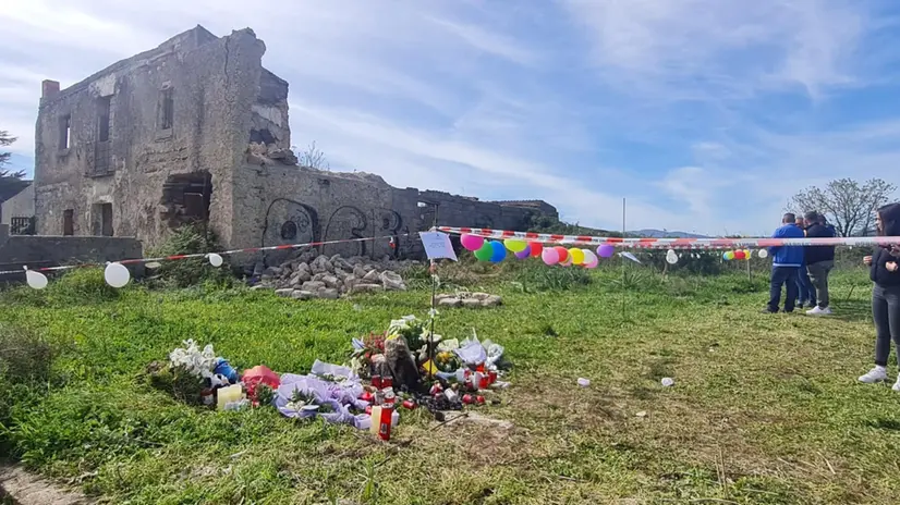 Il tributo della città per l'ultimo saluto a Patrick Zola e Ythan Romano di 15 e 14 anni, morti il giorno di Pasquetta per il crollo del tetto di un immobile diroccato, a Nuoro 5 aprile 2024 ANSA/ Maria Giovanna Fossati