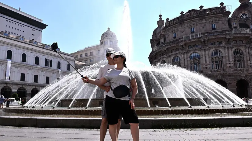 Turisti sotto il sole cocente in pieno centro citta'. Genova, 01 luglio 2025. ANSA/LUCA ZENNARO