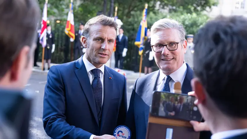 epa12225434 French President Emmanuel Macron (L) and British Prime Minister Keir Starmer following a wreath laying ceremony at the statue of former French President Charles de Gaulle during a state visit in London, Britain, 08 July 2025 French President Macron and his wife Brigitte are on a three-day state visit to Britain. EPA/CHRIS RATCLIFFE / POOL
