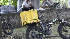 Rider durante una afosa giornata estiva a Milano, 02 luglio 2025. ANSA/DANIEL DAL ZENNARO (caldo, afa, lavoro, torrida, estate, lavoratori, ore calde, tutela, tutele, stop, temperatura, temperature, glovo)
