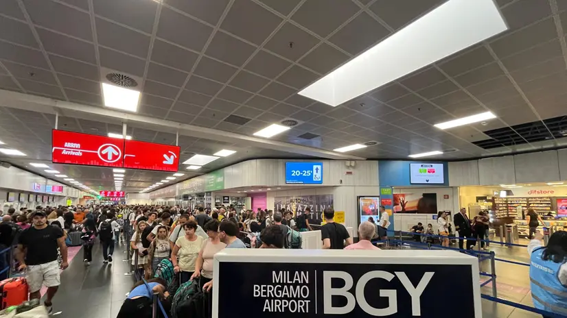 Voli sospesi all'aeroporto di Orio al Serio a causa della morte di un uomo risucchiato dal motore di un aereo in partenza, Bergamo, 8 luglio 2025. ANSA/Michele Maraviglia