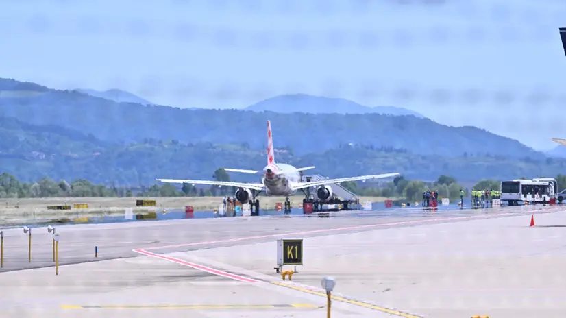 Il velivolo Airbus A319 della compagnia Volotea, in partenza da Orio e diretto nelle Asturie, fermo in uno spazio di rullaggio dello scalo lombardo. Secondo le prime informazioni, un uomo sarebbe morto risucchiato dal motore dell'aereo in partenza. Orio al Serio, 8 luglio 2025. ANSA / MICHELE MARAVIGLIA / FTJ
