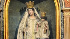 L'antica statua della Madonna del Carmine vestita con gli scapolari - © www.giornaledibrescia.it