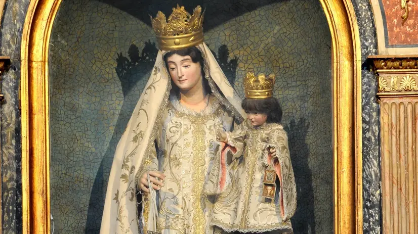 L'antica statua della Madonna del Carmine vestita con gli scapolari - © www.giornaledibrescia.it