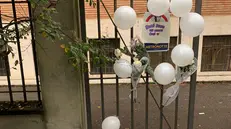 Palloncini bianchi, fiori e messaggi di amicizia all'esterno del liceo Colombini questa mattina a Piacenza. È così che gli amici e i compagni di scuola hanno ricordato Aurora, 13enne morta tragicamente venerdì scorso dopo essere precipitata dal tetto di un palazzo nel quale viveva con la madre: un episodio per il quale è indagato a piede libero per omicidio il suo fidanzato 16enne, che era con lei in quel momento, 28 ottobre 2024. ANSA/Giampietro Bisaglia