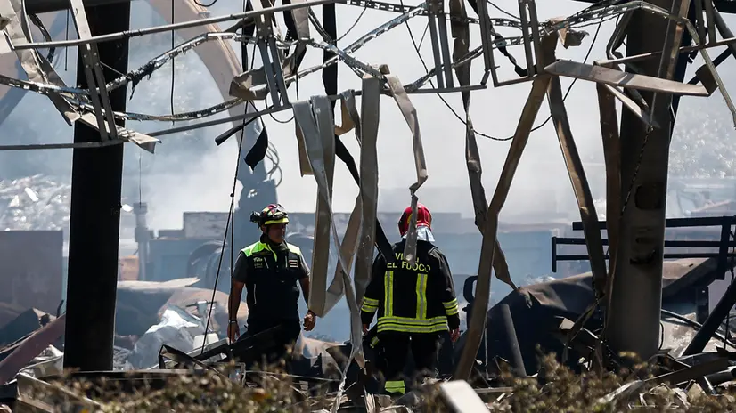 Vigili del Fuoco a lavoro per l’esplosione con incendio in un distributore di benzina in via dei Gordiani, Roma, 04 luglio 2025. ANSA/ANGELO CARCONI