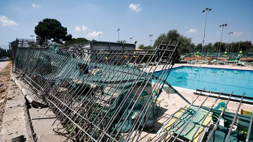 Il circolo sportivo Villa De Sanctis per l’esplosione con incendio in un distributore di benzina in via dei Gordiani, Roma, 04 luglio 2025. ANSA/ANGELO CARCONI