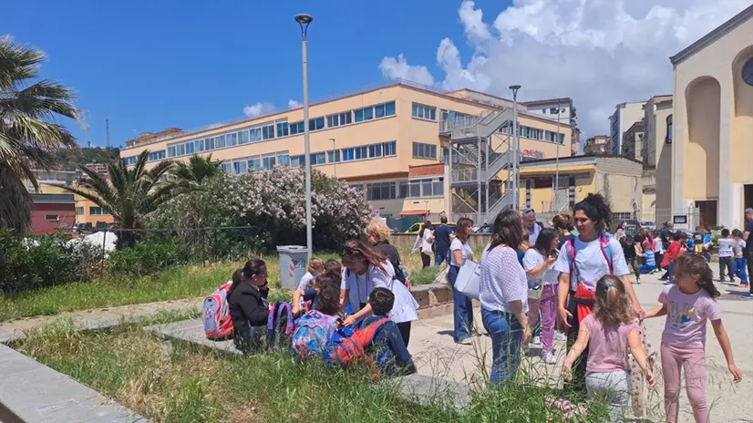 Via Napoli a Pozzuoli bambini usciti dopo scossa